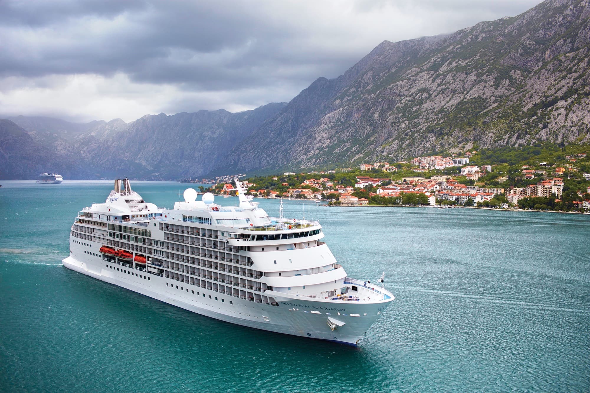 Seven Seas Navigator at sea