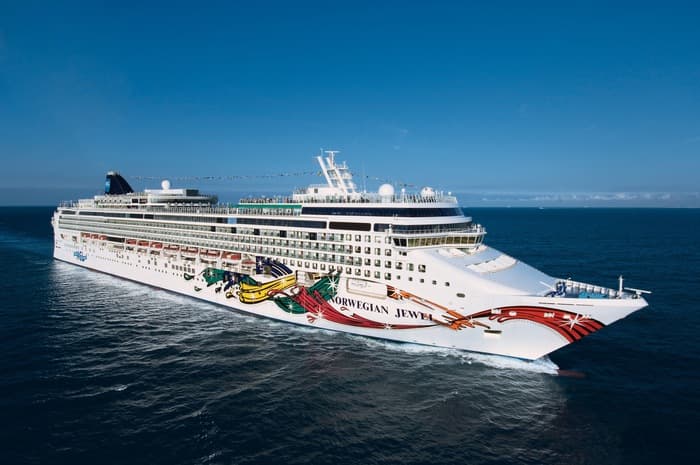 Norwegian Jewel at sea