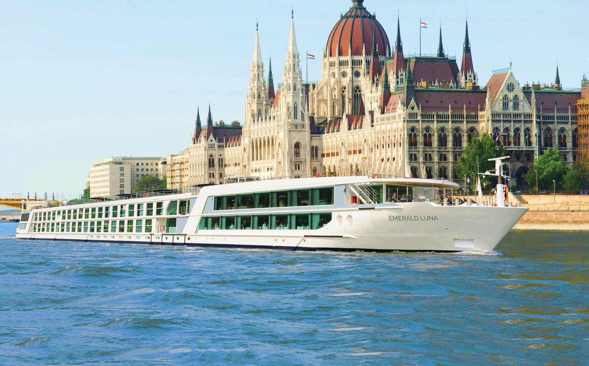 Emerald Luna at sea
