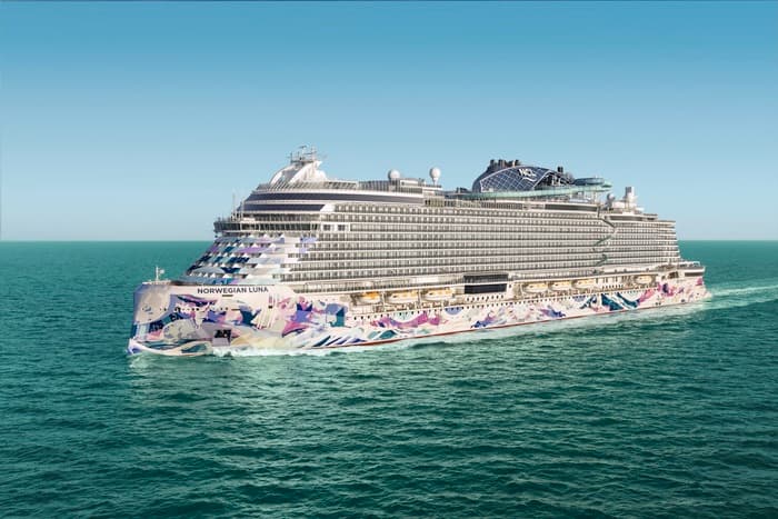 Norwegian Luna at sea